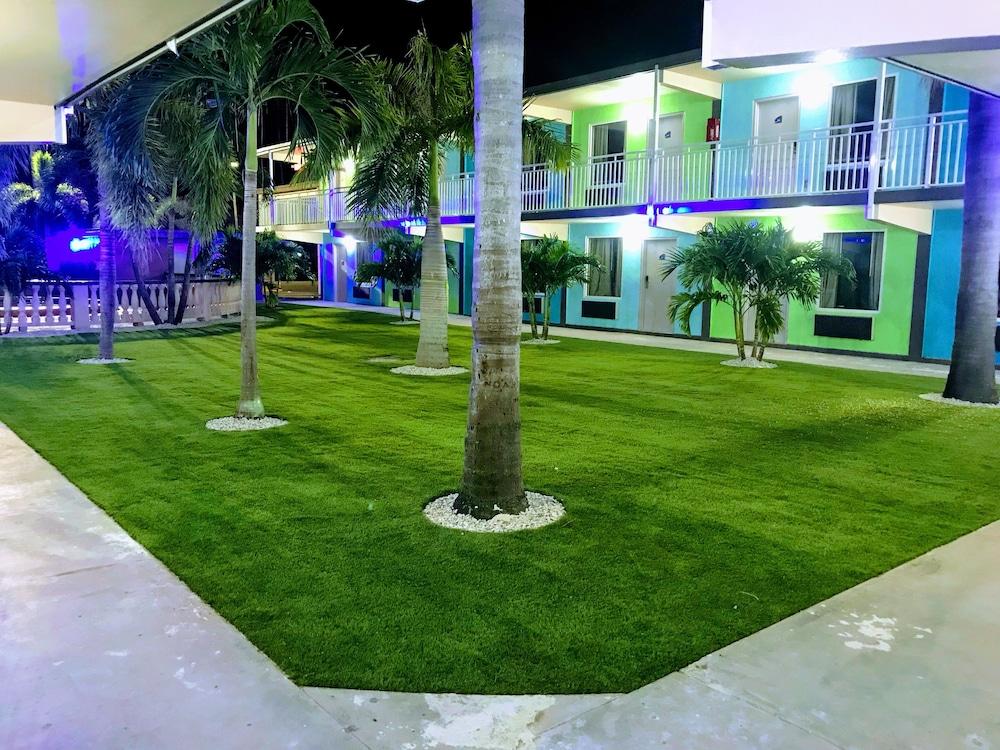 Tropical Inn & Suites photo 7