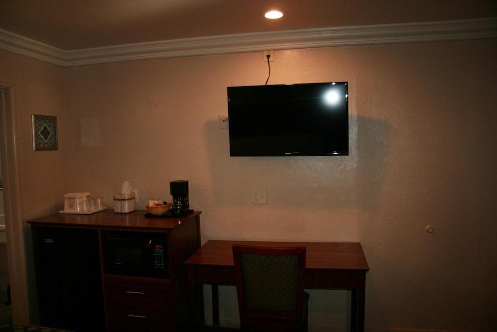 Civic Center Lodge photo 28