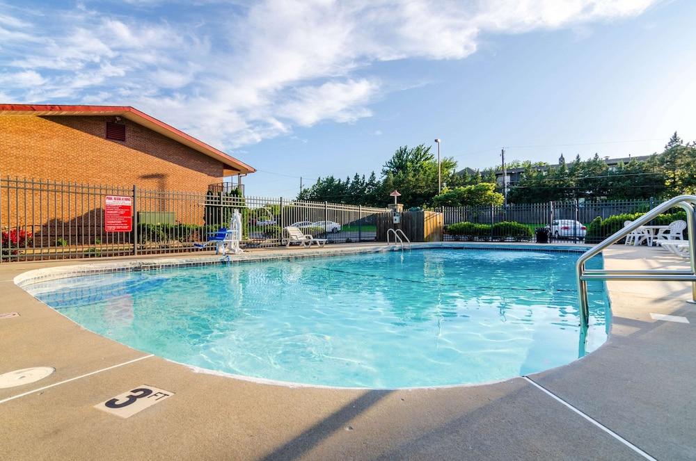 Econolodge Inn & Suites photo 48