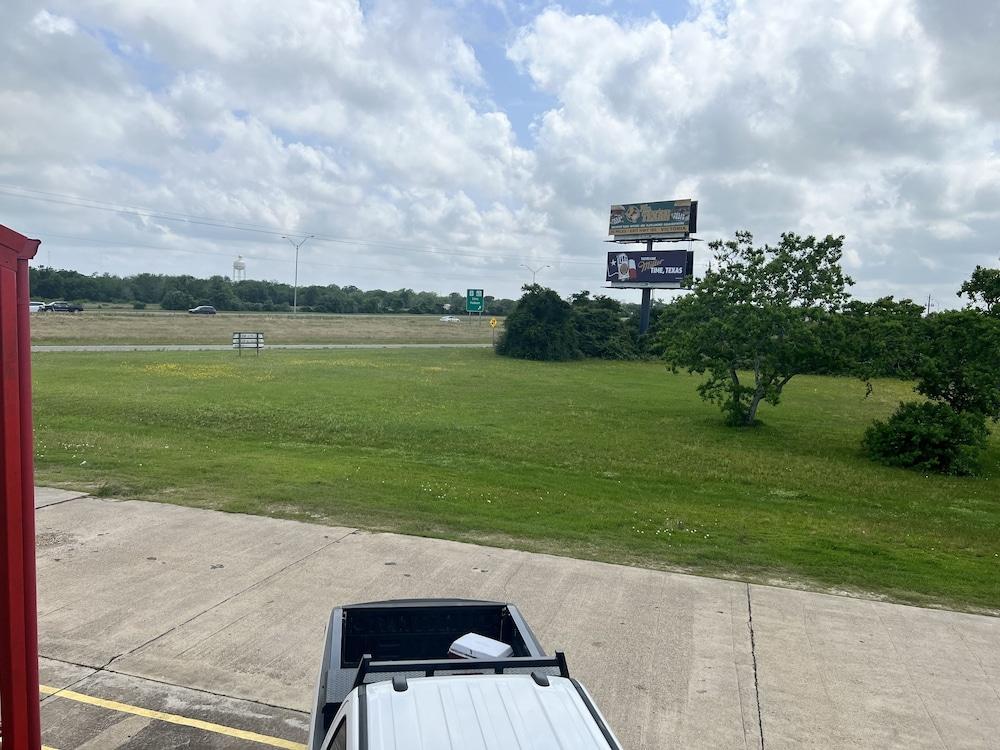 Americas Best Value Inn Edna photo 31
