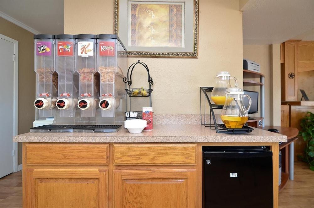 Americas Best Value Inn Stephenville photo 24
