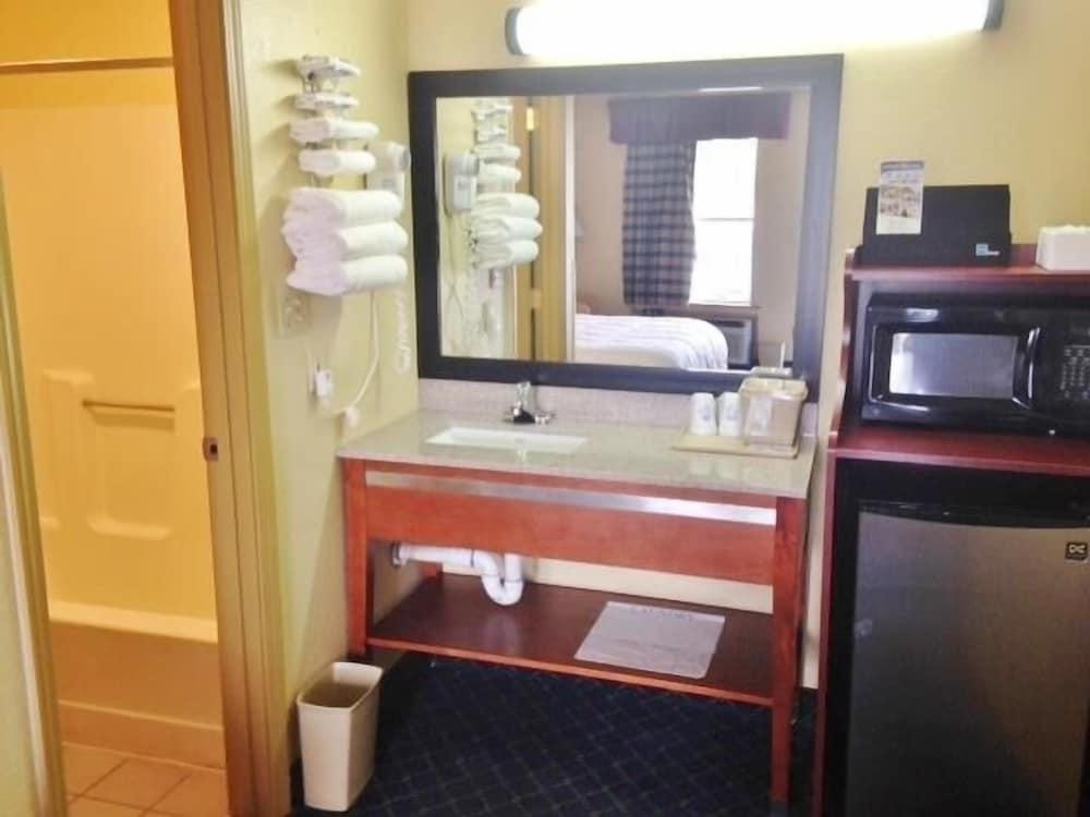 Americas Best Value Inn Monroeville photo 17