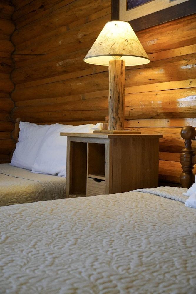 Twin Pines Lodge & Cabins photo 3