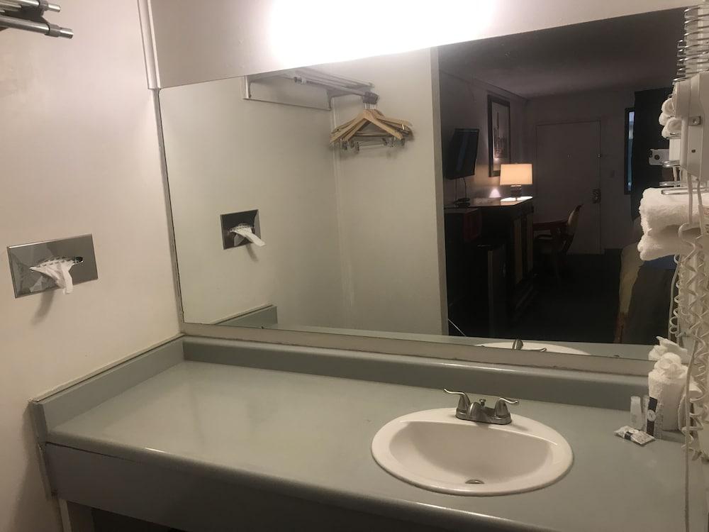 Travelers Inn & Suites photo 34
