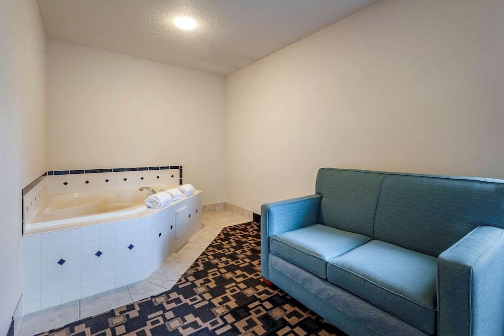 Quality Inn Redgranite photo 16