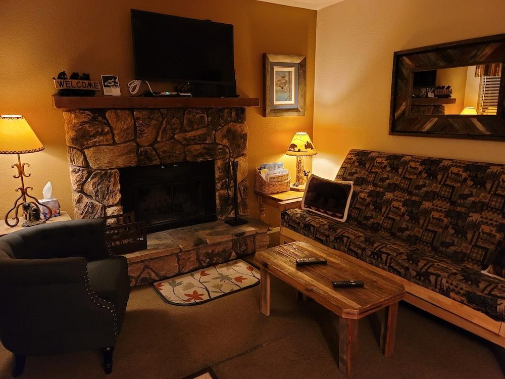 Hillcrest Suites & Cabins photo 14