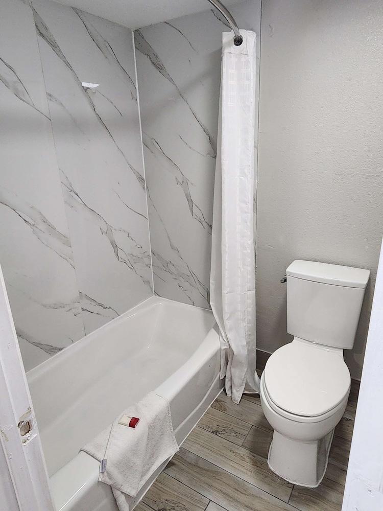 Americas Best Value Inn Longview photo 8