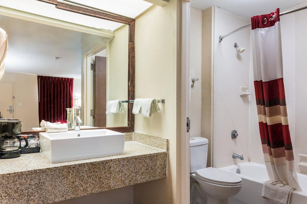 Red Roof Inn Texarkana photo 17