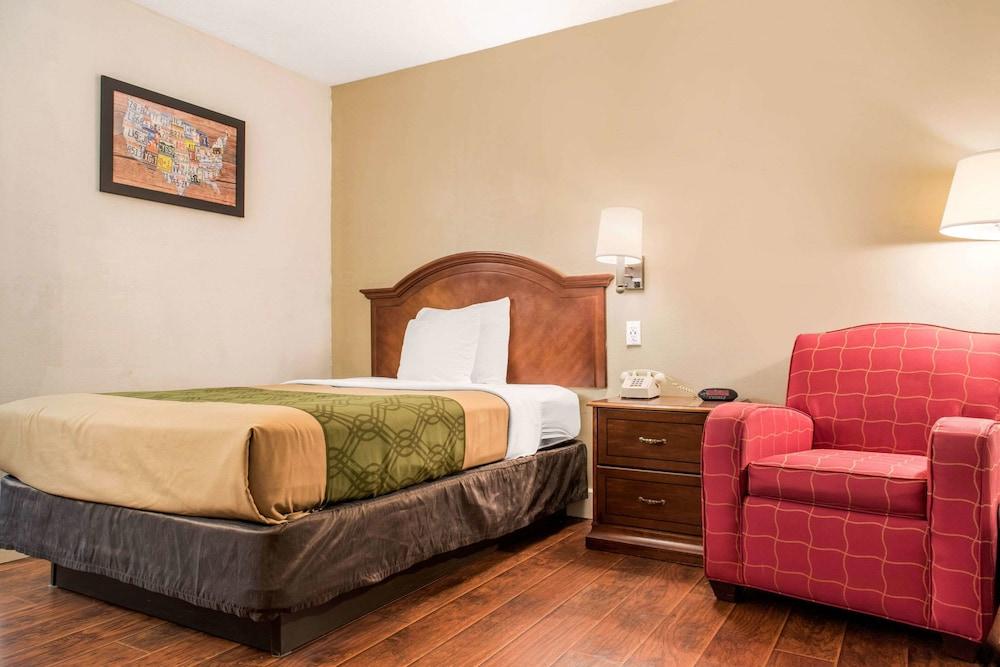 Econo Lodge Holland - Toledo photo 18