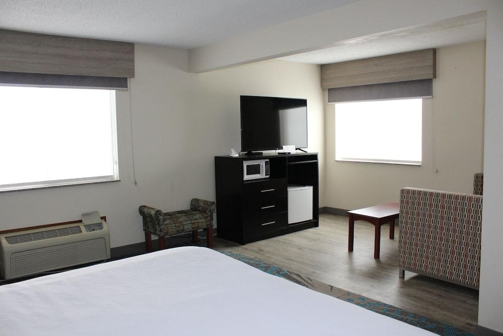 Reston Inn & Suites photo 16