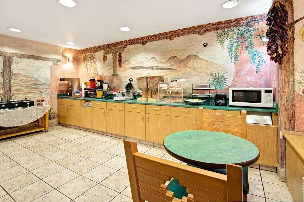 Microtel Inn & Suites by Wyndham Albuquerque West photo 23