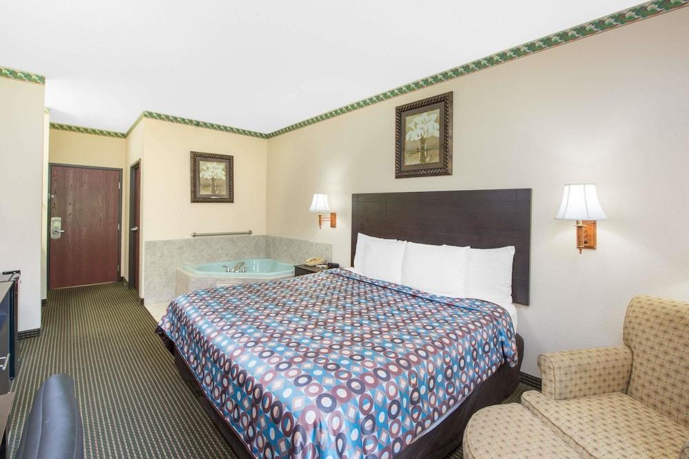 Days Inn by Wyndham Sullivan photo 2