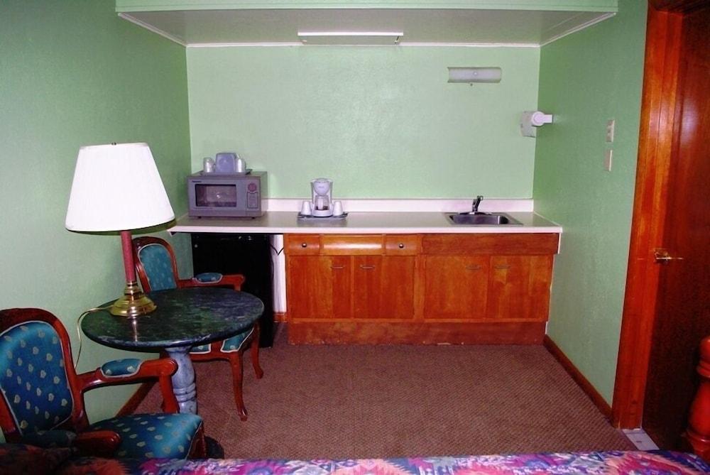 Blue Spruce Motel photo 3