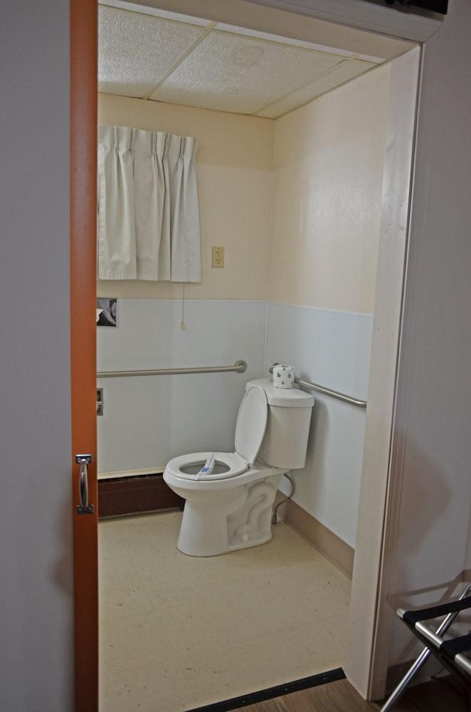 Budget Host Inn Iron Mountain photo 4