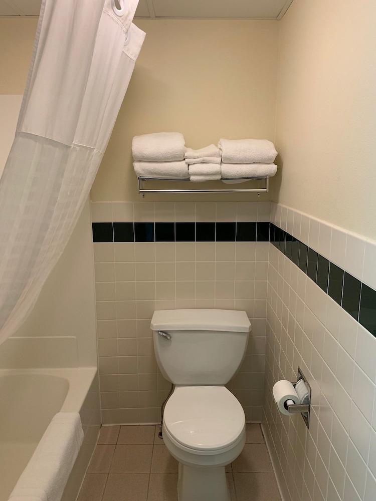 AmericInn by Wyndham Hampton photo 7