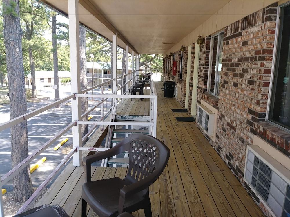 Travelers Inn photo 20