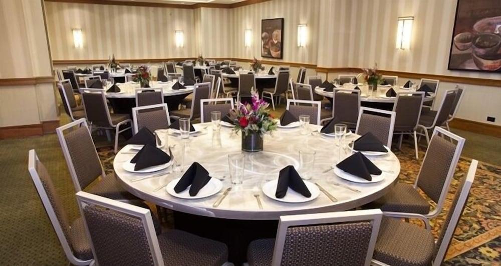 Hilton Chicago/Oak Brook Suites photo 31