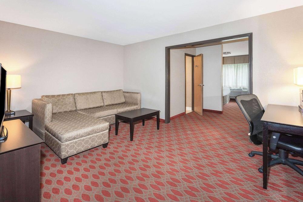 Baymont by Wyndham Brooklyn Center photo 23