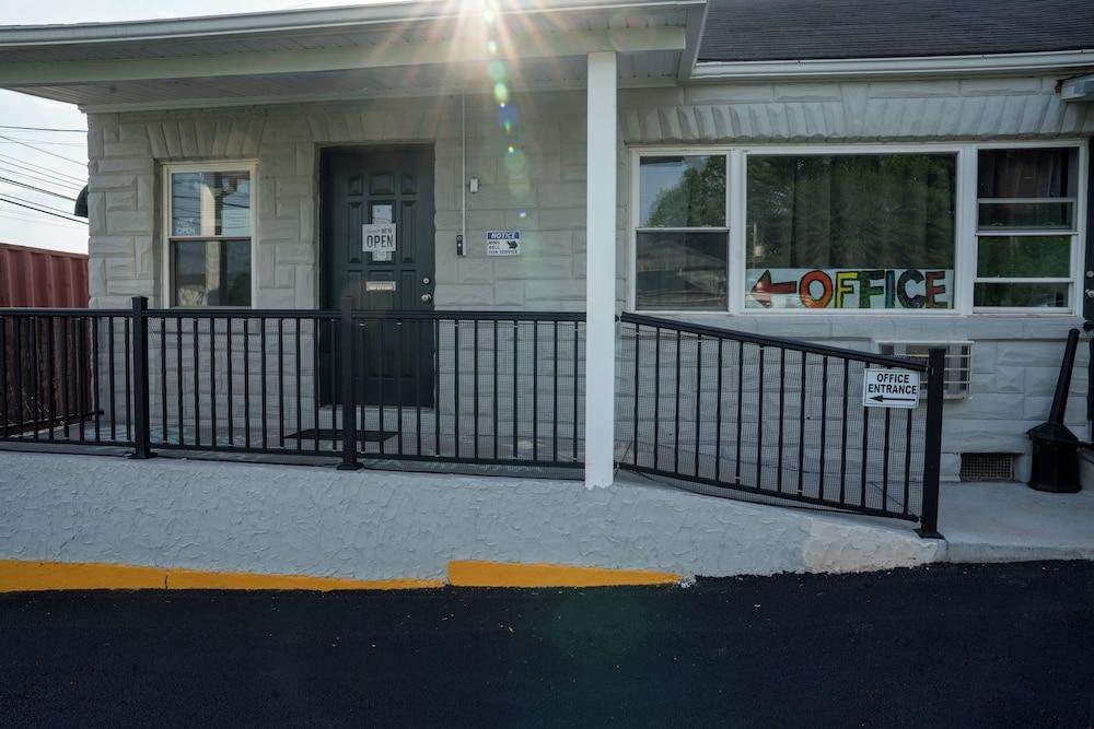 Rainbow Motel photo 8