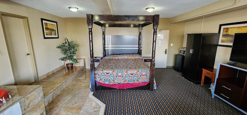 Townhouse Inn & Suites photo 19