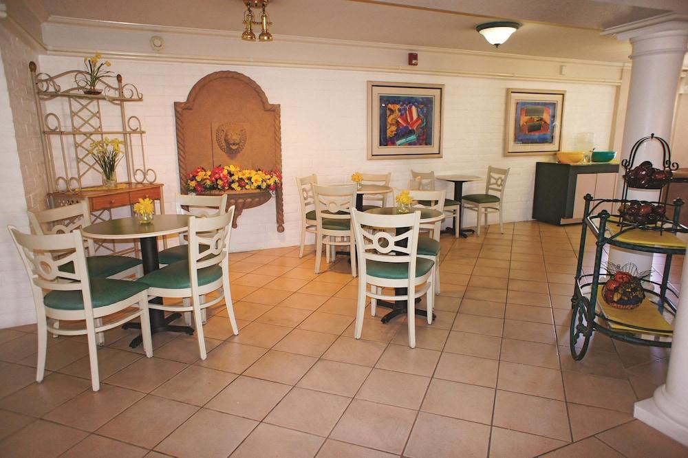 La Quinta Inn by Wyndham Bakersfield South photo 14