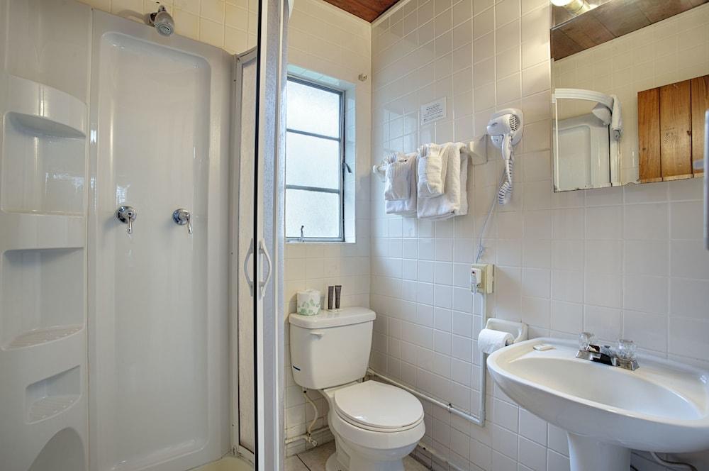 Island Breeze Inn photo 20