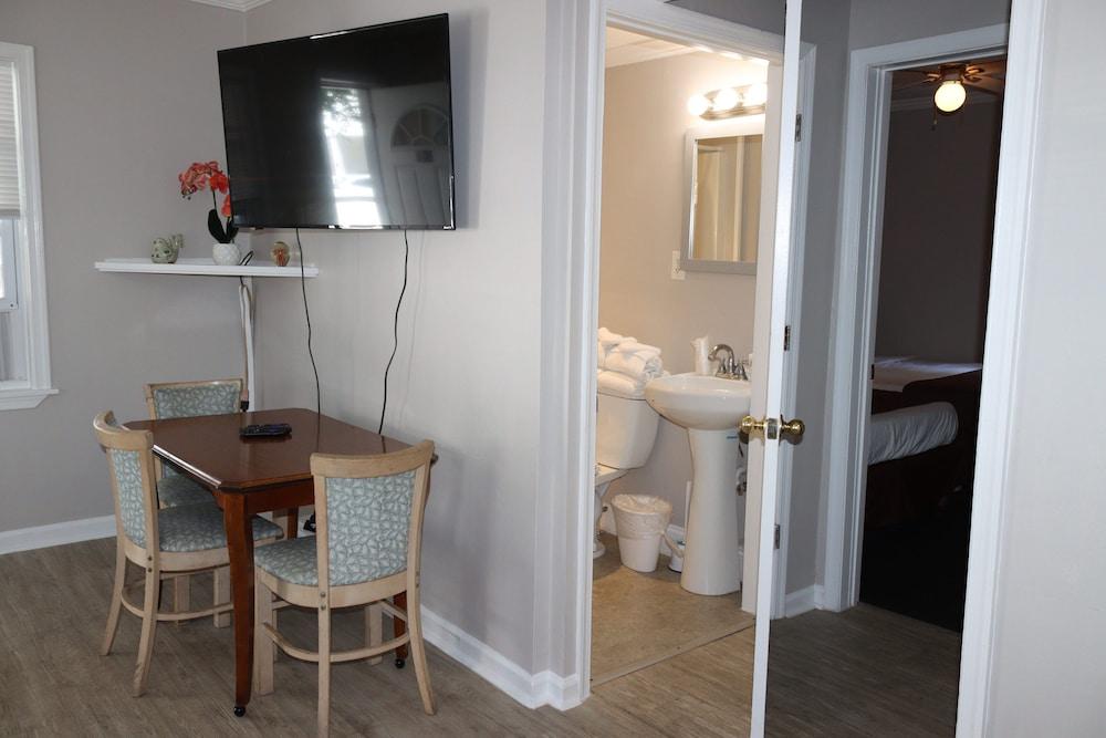 The Burgundy Inn photo 59