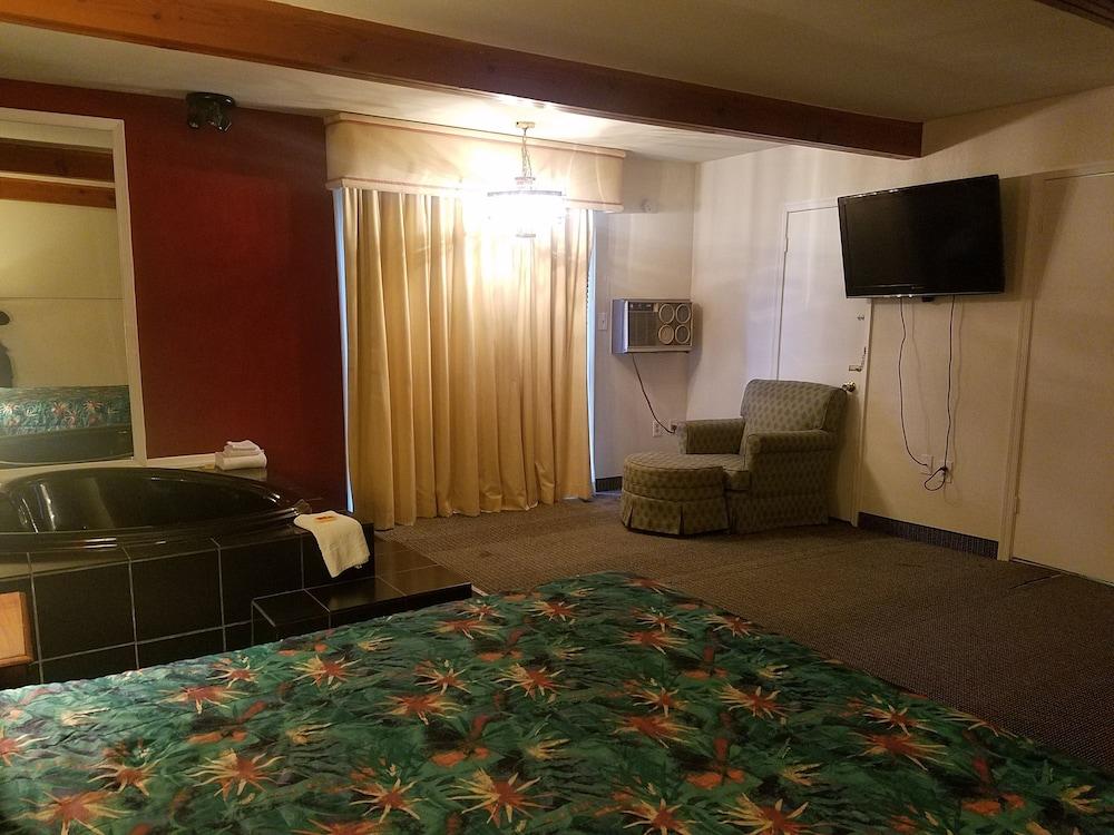 Maplehurst Motel photo 22