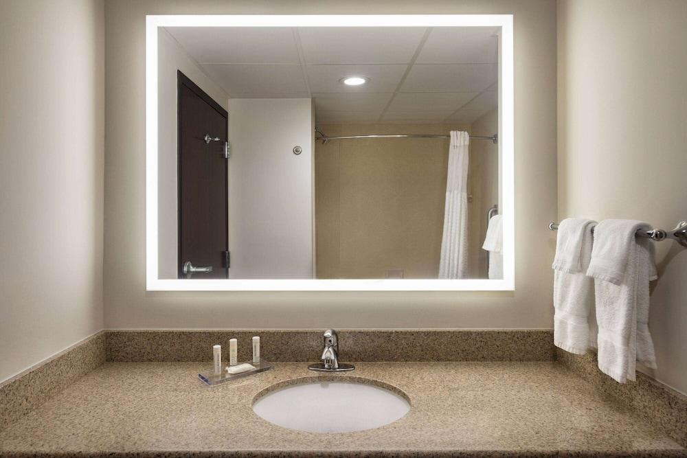 La Quinta Inn & Suites by Wyndham Lake George photo 36