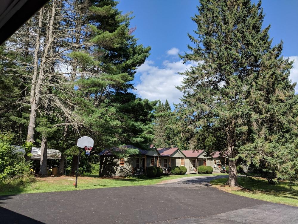 Pine Tree Motel & Cabins photo 37