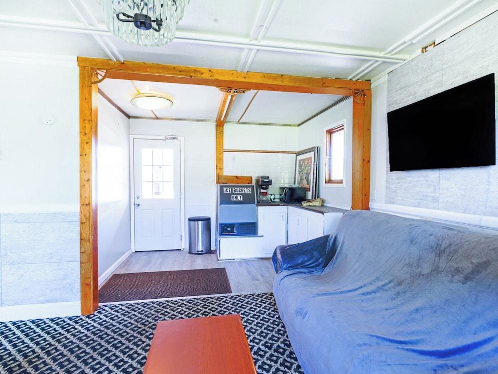 Country Hearth Inn & Suites By OYO Sturgis photo 6