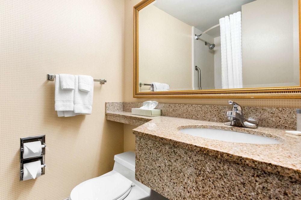 Quality Inn & Suites Charleston - Civic Center photo 26