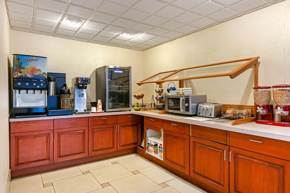 SureStay by Best Western Jacksonville Airport photo 42