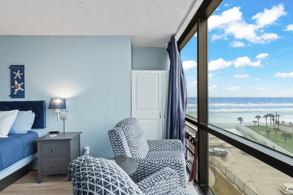 Oceanside Inn Studios by Brightwild photo 2