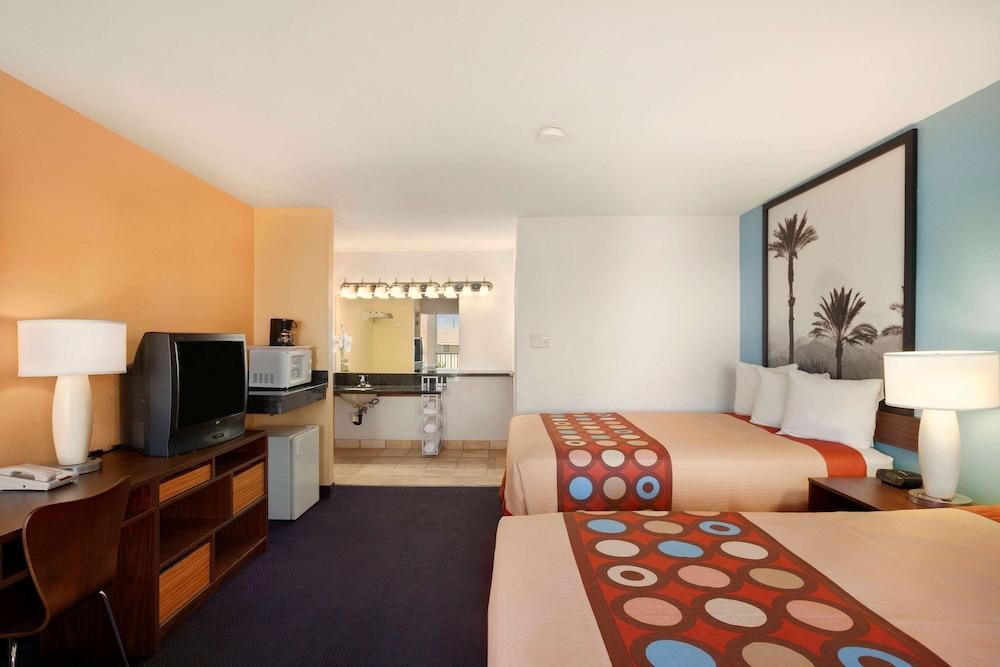 Super 8 by Wyndham Indio photo 10