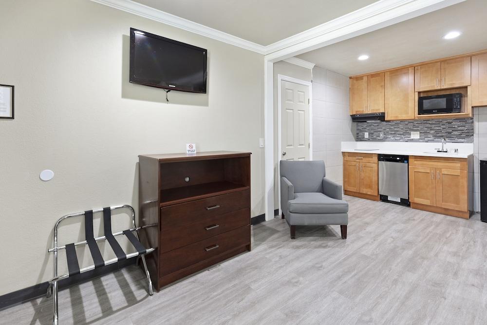Le Blanc Inn & Suites photo 24