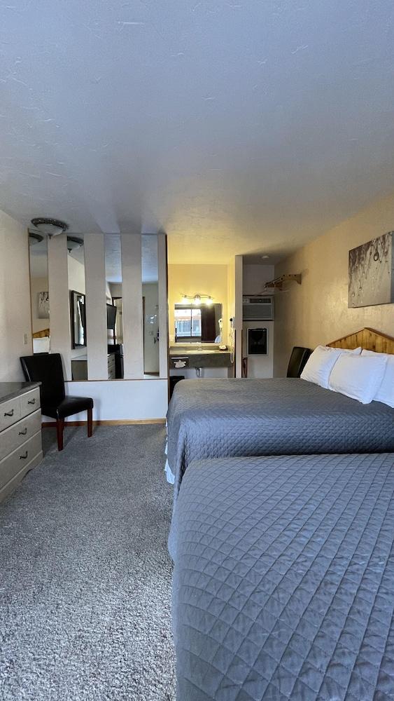 Cedar Wood Inn photo 22
