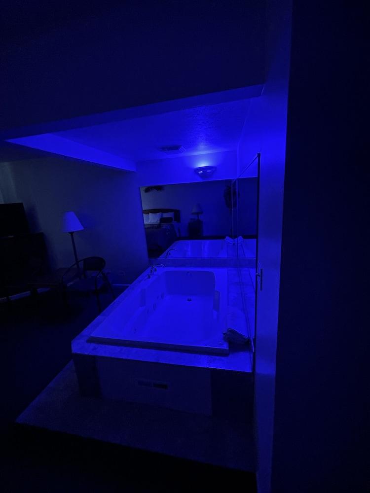 VIBE INN - WHIRLPOOL SUITES photo 13