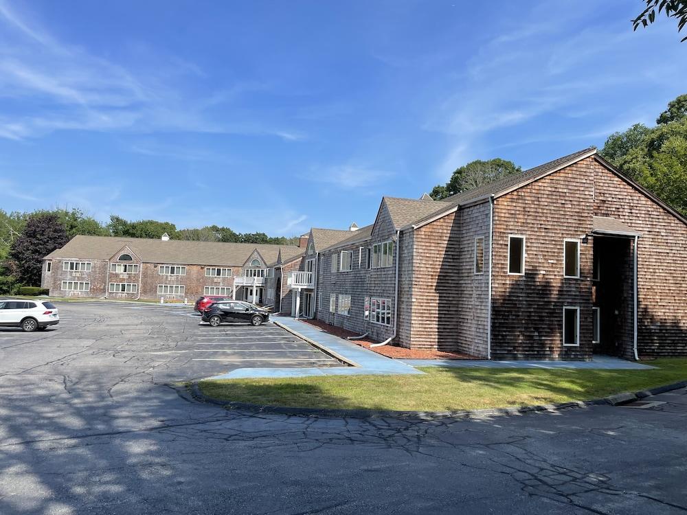 Gold Star Inn & Suites photo 27