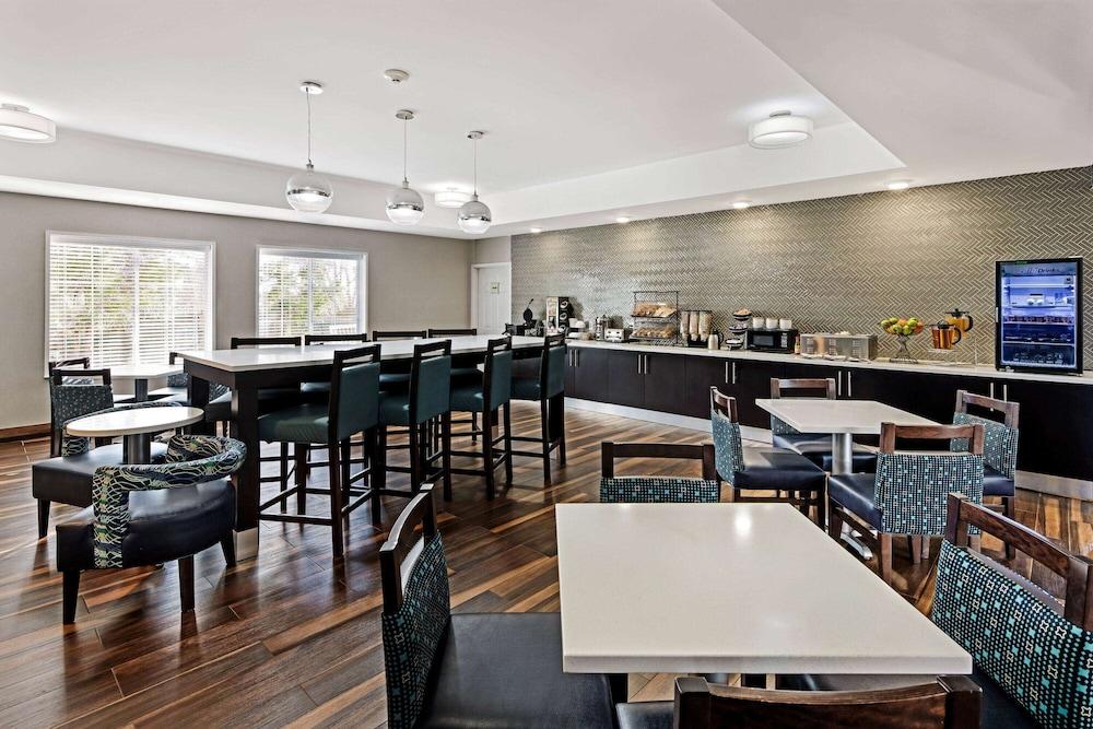 La Quinta Inn & Suites by Wyndham Atlanta South - Newnan photo 35
