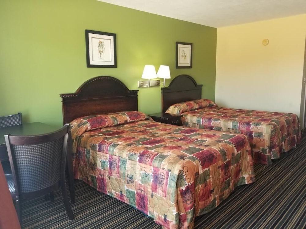 Oak Tree Inn photo 2
