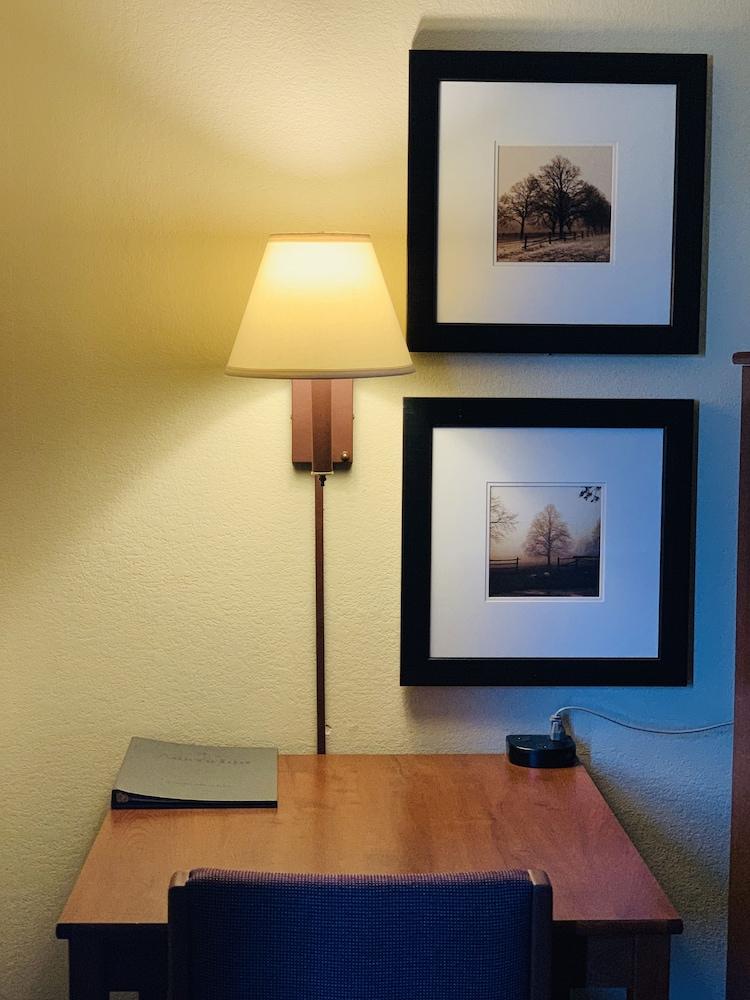 AmericInn by Wyndham Kewanee photo 32