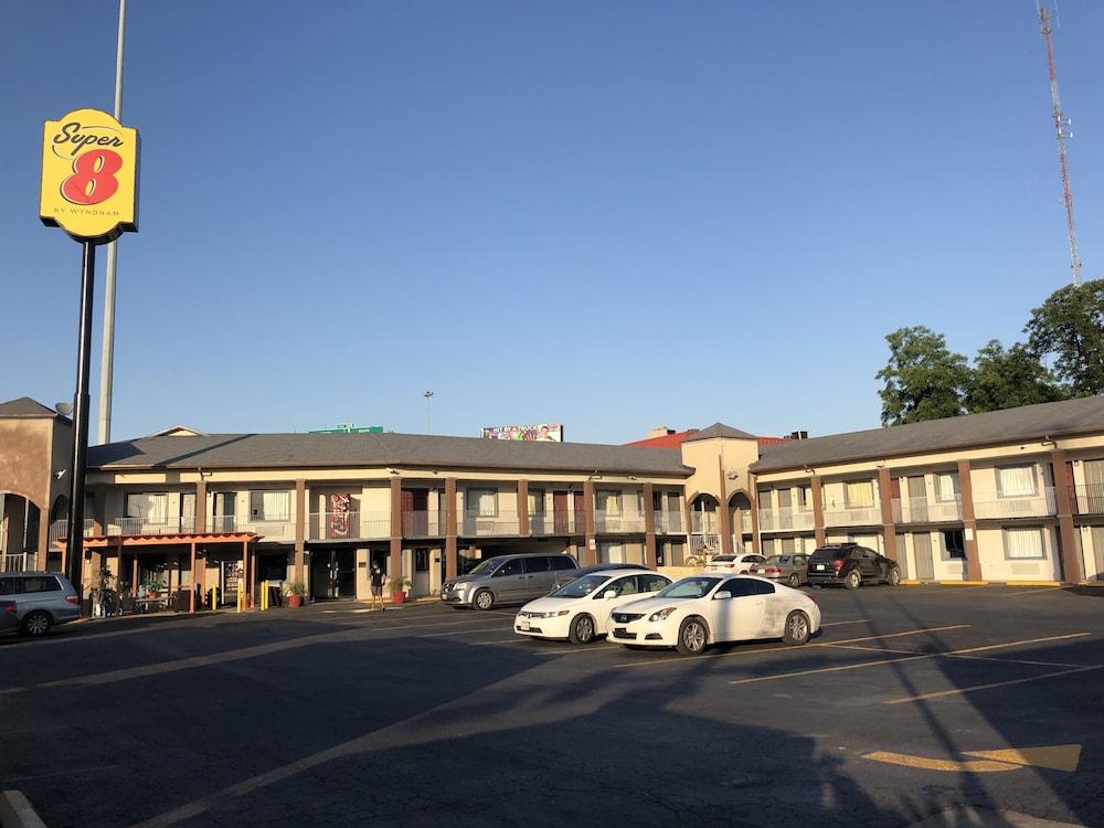 Super 8 by Wyndham San Antonio Pearl District / Downtown photo 35