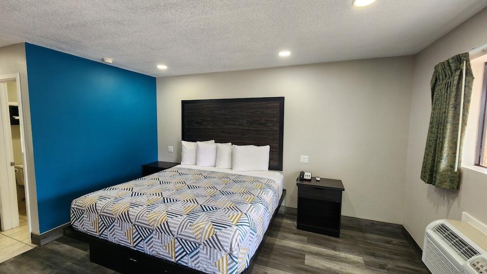 Scottish Inn & Suites photo 25