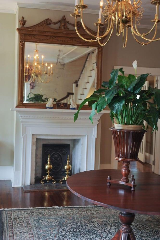 Carriage House Inn photo 33