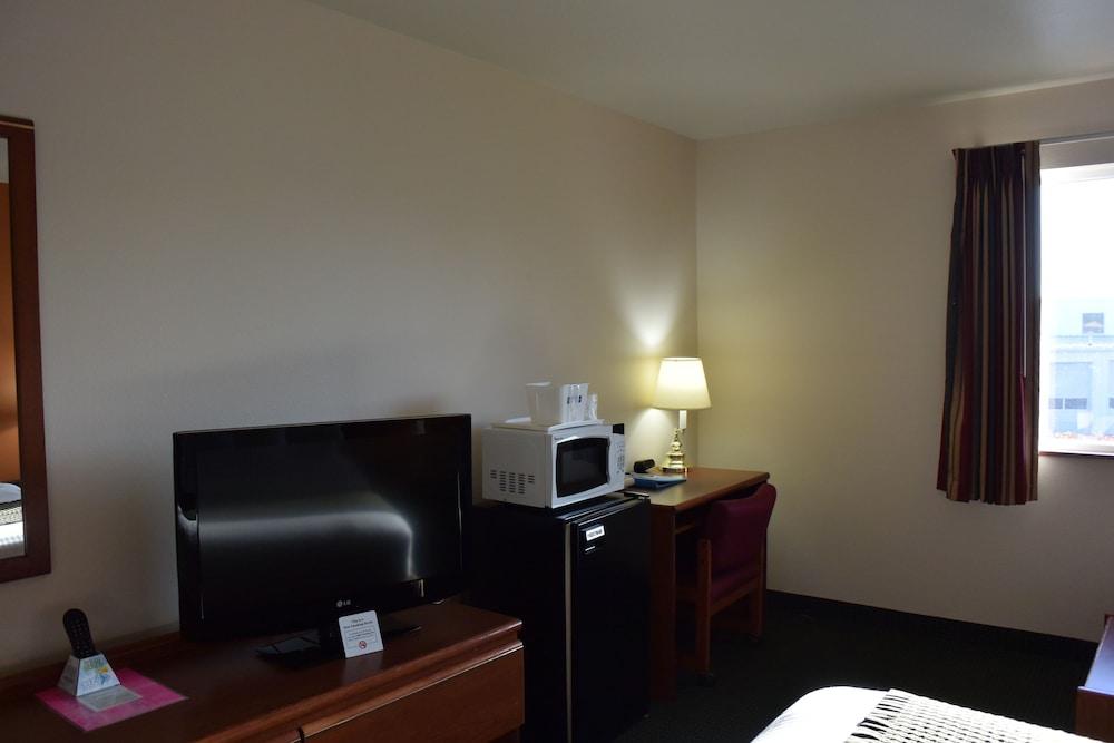 Travelodge Suites by Wyndham Newberg photo 40