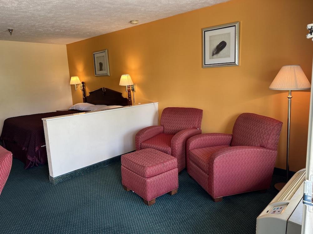 Deluxe Inn & Suites photo 26