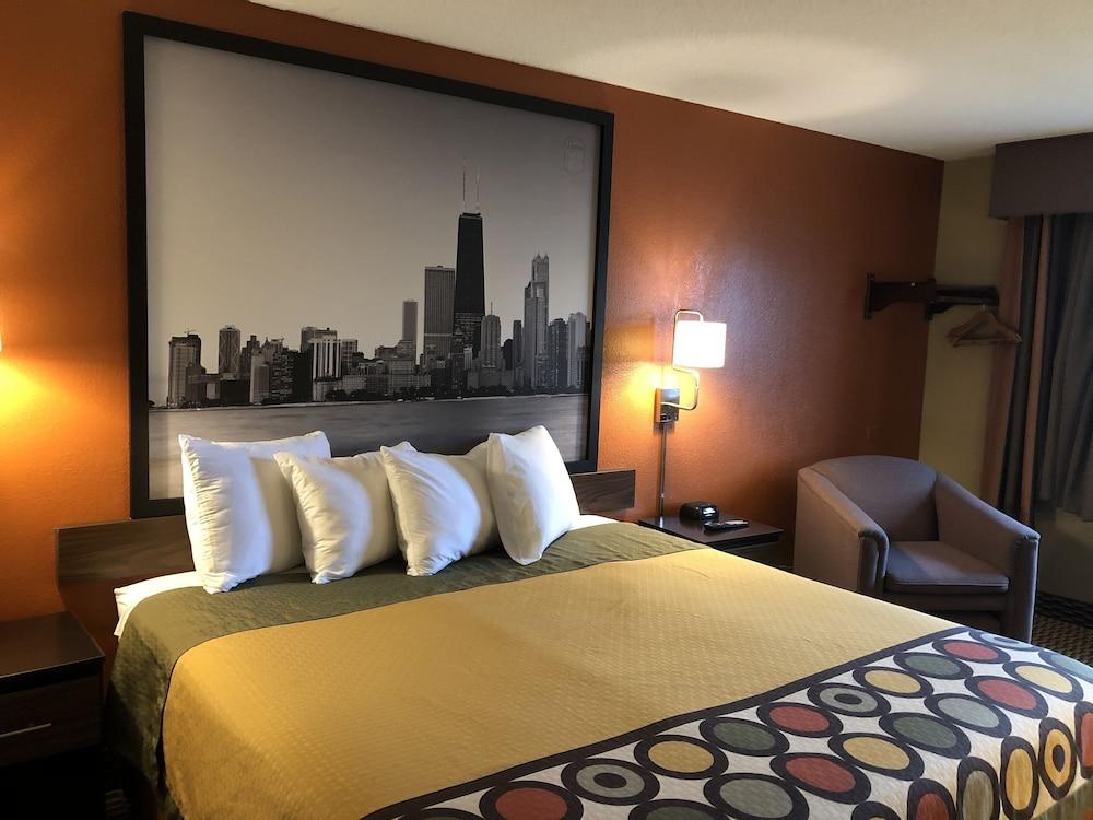 Super 8 by Wyndham Crystal Lake photo 11