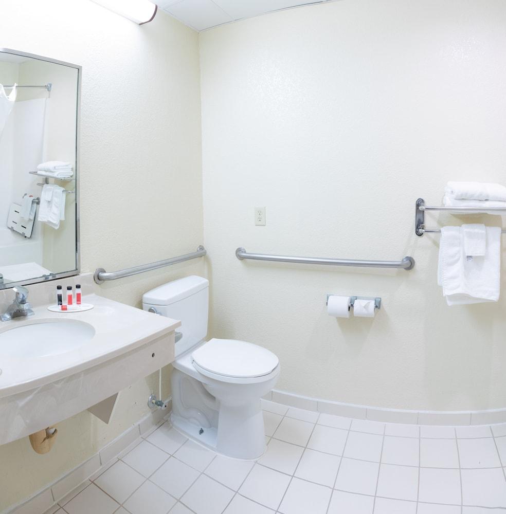 Red Roof Inn & Suites Hinesville photo 55