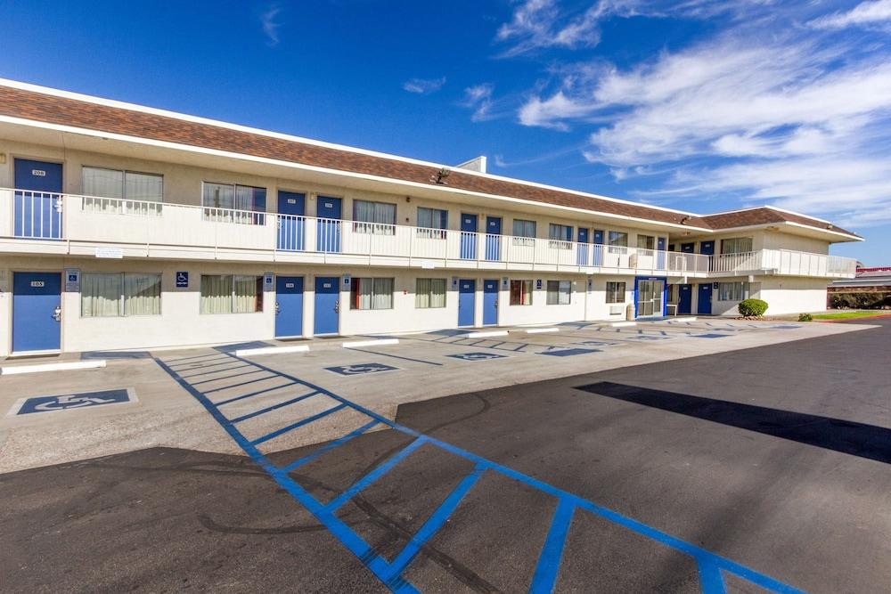 Motel 6 Phoenix North - Bell Road photo 1